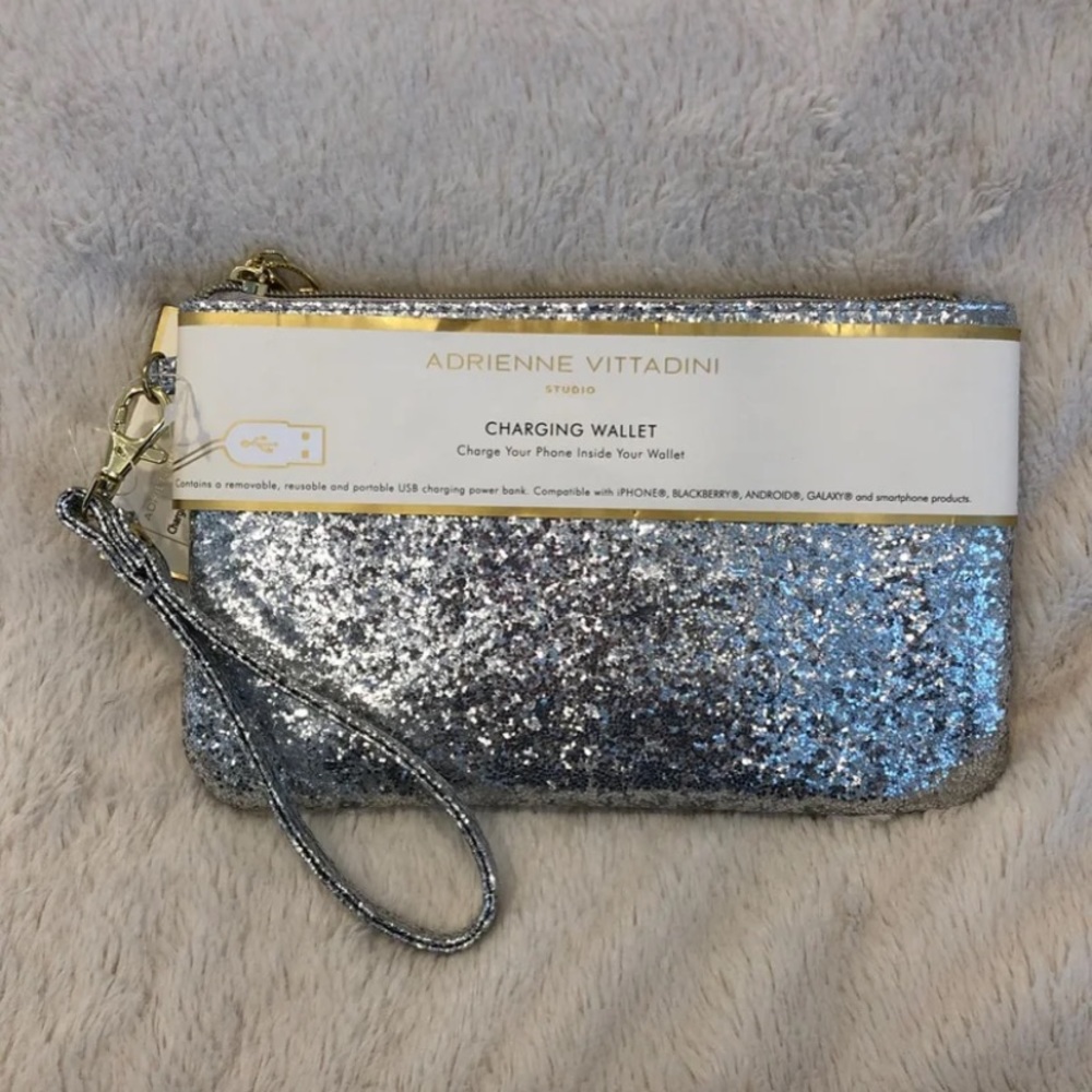 Charging wallet/wristlet